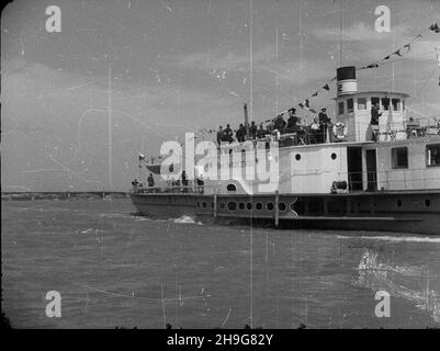 Warszawa, 1948-06-07. Prezentacja, wyremontowanych w warsztatach w P³ocku, pasa¿erskich statków rzecznych: gen. Œwierczewski, gen. Sikorski, Daszyñski, Kiliñski, ¯eromski. NZ. Statek-Gen. Œwierczewski. W ie meisten Poniatowskiego. wb PAP Warschau, 7. Juni 1948. Präsentation von Pasenger-Flussschiffen, repariert in Reparaturwerkstätten in Plock - Gen. Swierczewski, Gen. Sikorski, Daszynski, Kilinski, Zeromski. Im Bild: Das Gen. Swierczewski-Schiff. Im Hintergrund die Poniatowskiego Brücke. wb PAP Stockfoto