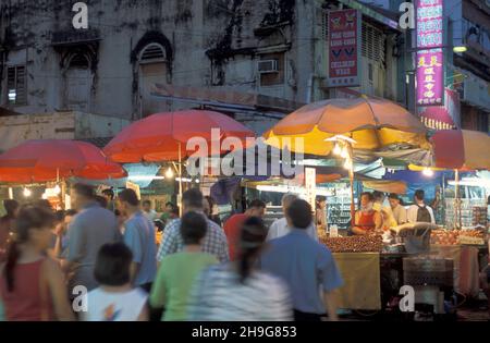 Der Obst- und Lebensmittelmarkt an der Petaling Street in der Altstadt und China Town in der Stadt Kuala Lumpur in Malaysia. Malaysia, Kuala Lumpur, Janu Stockfoto