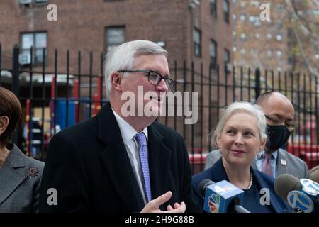 Brian Kavanagh spricht während der US-Senatorin Kirsten Gillibrand, gewählte Beamte, Befürworter besuchen die Hamilton-Madison Houses und sammeln sich, um Menschen zur Impfung zu ermutigen. Hamilton-Madison Houses im Herzen von Chinatown in New York, am 6. Dezember 2021, wurde Senator von der US-amerikanischen Vertreterin Nydia Velazquez, dem Senator Brian Kavanagh, dem Präsidenten von Manhattan Borough, Gale Brewer, begleitet. Sie sprach, wie wichtig es für uns alle ist, geimpft zu werden, sie erwähnte auch Verbrechen gegen Menschen asiatischer Abstammung. (Foto von Lev Radin/Sipa USA) Stockfoto