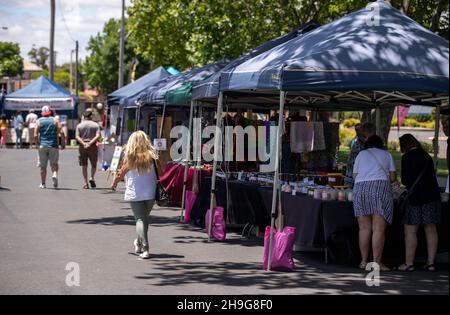 Sydney, Australien. 5th Dez 2021. Touristen besuchen am 5. Dezember 2021 einen Markt in Young, New South Wales, Australien. Es war ein hartes Jahr in den ländlichen Regionen des australischen Bundesstaates New South Wales (NSW), in dem COVID-19 die lukrative Tourismusindustrie abrupt einstellte, aber schließlich gibt es mit dem Vorweihnachtsbeginn starke Anzeichen für eine Belebung. ZUM THEMA „Feature: Australische ländliche Gemeinden sind reif für eine fruchtbare Rückkehr der Touristen“ Quelle: Bai Xuefei/Xinhua/Alamy Live News Stockfoto