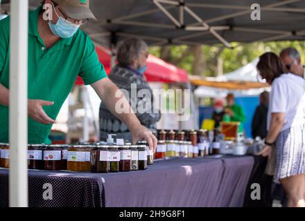 Sydney, Australien. 5th Dez 2021. Touristen besuchen am 5. Dezember 2021 einen Markt in Young, New South Wales, Australien. Es war ein hartes Jahr in den ländlichen Regionen des australischen Bundesstaates New South Wales (NSW), in dem COVID-19 die lukrative Tourismusindustrie abrupt einstellte, aber schließlich gibt es mit dem Vorweihnachtsbeginn starke Anzeichen für eine Belebung. ZUM THEMA „Feature: Australische ländliche Gemeinden sind reif für eine fruchtbare Rückkehr der Touristen“ Quelle: Bai Xuefei/Xinhua/Alamy Live News Stockfoto