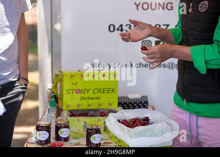 Sydney, Australien. 5th Dez 2021. Touristen besuchen am 5. Dezember 2021 einen Markt in Young, New South Wales, Australien. Es war ein hartes Jahr in den ländlichen Regionen des australischen Bundesstaates New South Wales (NSW), in dem COVID-19 die lukrative Tourismusindustrie abrupt einstellte, aber schließlich gibt es mit dem Vorweihnachtsbeginn starke Anzeichen für eine Belebung. ZUM THEMA „Feature: Australische ländliche Gemeinden sind reif für eine fruchtbare Rückkehr der Touristen“ Quelle: Bai Xuefei/Xinhua/Alamy Live News Stockfoto