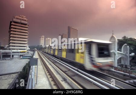 Ein Metro-Star-Zug in der Stadt Kuala Lumpur in Malaysia. Malaysia, Kuala Lumpur, August 1997 Stockfoto