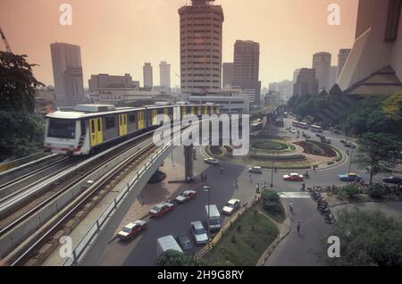 Ein Metro-Star-Zug in der Stadt Kuala Lumpur in Malaysia. Malaysia, Kuala Lumpur, August 1997 Stockfoto