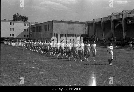 Warszawa, 1948-06-12. Uroczyste zakoñczenie roku akademickiego na Akademii Wychowania Fizycznego im. Józefa Pi³sudskiego na stadionie uczelni na Bielanach. NZ. pochód studentów. Als PAP Warschau, 12. Juni 1948. Die Abschlussfeier für das akademische Jahr an der Jozef Pilsudski Physical Education Academy fand im Stadion der Akademie im Stadtteil Bielany statt. Im Bild: Marschierende Studenten. Als PAP Stockfoto