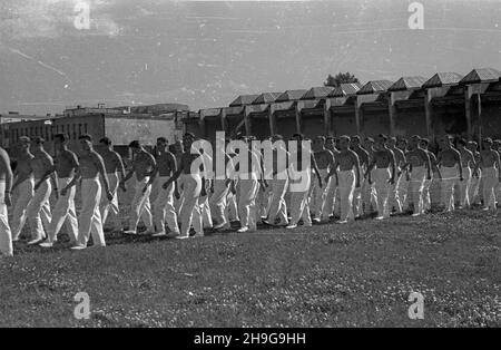 Warszawa, 1948-06-12. Uroczyste zakoñczenie roku akademickiego na Akademii Wychowania Fizycznego im. Józefa Pi³sudskiego na stadionie uczelni na Bielanach. NZ. Defilada studentów. Als PAP Warschau, 12. Juni 1948. Die Abschlussfeier für das akademische Jahr an der Jozef Pilsudski Physical Education Academy fand im Stadion der Akademie im Stadtteil Bielany statt. Im Bild: Eine Studentenparade. Als PAP Stockfoto