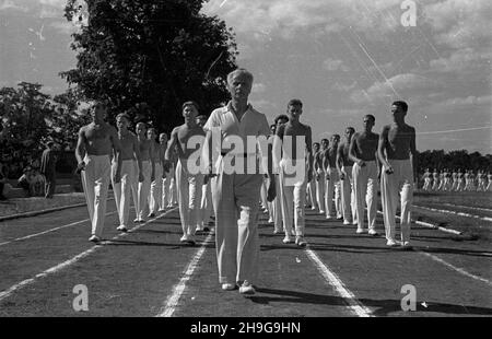 Warszawa, 1948-06-12. Uroczyste zakoñczenie roku akademickiego na Akademii Wychowania Fizycznego im. Józefa Pi³sudskiego na stadionie uczelni na Bielanach. NZ. Defilada studentów i nauczycieli. Als PAP Warschau, 12. Juni 1948. Die Abschlussfeier für das akademische Jahr an der Jozef Pilsudski Physical Education Academy fand im Stadion der Akademie im Stadtteil Bielany statt. Im Bild: Eine Schüler- und Lehrerparade. Als PAP Stockfoto