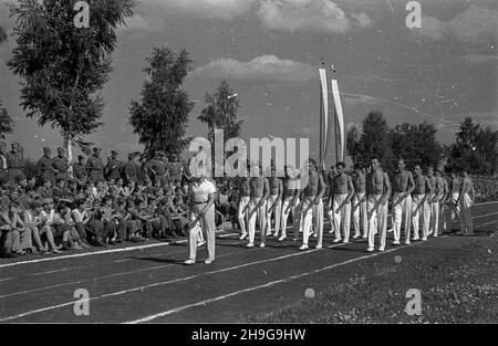 Warszawa, 1948-06-12. Uroczyste zakoñczenie roku akademickiego na Akademii Wychowania Fizycznego im. Józefa Pi³sudskiego na stadionie uczelni na Bielanach. NZ. Defilada studentów. Na trybunach junacy z Powszechnej Organizacji S³u¿BA Polsce. As PAP Warschau, 12. Juni 1948. Die Abschlussfeier für das akademische Jahr an der Jozef Pilsudski Physical Education Academy fand im Stadion der Akademie im Stadtteil Bielany statt. Im Bild: Eine Studentenparade. An den Ständen Mitglieder der Massenorganisation Dienst nach Polen. Als PAP Stockfoto