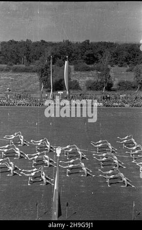 Warszawa, 1948-06-12. Uroczyste zakoñczenie roku akademickiego na Akademii Wychowania Fizycznego im. Józefa Pi³sudskiego na stadionie uczelni na Bielanach. NZ. Pokaz gimnastyki synchronicznej w wykonaniu studentów, na trybunach m.in. Junacy z Powszechnej Organizacji S³u¿BA Polsce. As PAP Warschau, 12. Juni 1948. Die Abschlussfeier für das akademische Jahr an der Jozef Pilsudski Physical Education Academy fand im Stadion der Akademie im Stadtteil Bielany statt. Im Bild: Studenten in einer synchronisierten Turnshow. An den Ständen Mitglieder der Massenorganisation Dienst nach Polen. Als PAP Stockfoto