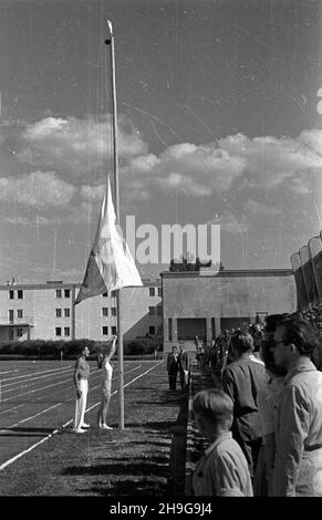 Warszawa, 1948-06-12. Uroczyste zakoñczenie roku akademickiego na Akademii Wychowania Fizycznego im. Józefa Pi³sudskiego na stadionie uczelni na Bielanach. Als PAP Warschau, 12. Juni 1948. Die Abschlussfeier des akademischen Jahres an der Jozef Pilsudski Physical Education Academy, die im Stadion der Akademie im Stadtteil Bielany stattfand. Als PAP Stockfoto