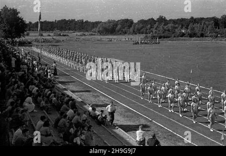 Warszawa, 1948-06-12. Uroczyste zakoñczenie roku akademickiego na Akademii Wychowania Fizycznego im. Józefa Pi³sudskiego na stadionie uczelni na Bielanach. NZ. Defilada studentów. Als PAP Warschau, 12. Juni 1948. Die Abschlussfeier für das akademische Jahr an der Jozef Pilsudski Physical Education Academy fand im Stadion der Akademie im Stadtteil Bielany statt. Im Bild: Eine Studentenparade. Als PAP Stockfoto