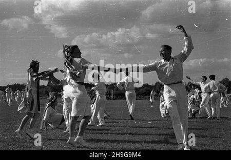 Warszawa, 1948-06-12. Uroczyste zakoñczenie roku akademickiego na Akademii Wychowania Fizycznego im. Józefa Pi³sudskiego na stadionie uczelni na Bielanach. NZ. Pokaz tañców ludowych w wykonaniu studentów. Als PAP Warschau, 12. Juni 1948. Die Abschlussfeier für das akademische Jahr an der Jozef Pilsudski Physical Education Academy fand im Stadion der Akademie im Stadtteil Bielany statt. Im Bild: Volkstänze von Studenten. Als PAP Stockfoto