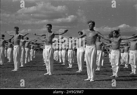 Warszawa, 1948-06-12. Uroczyste zakoñczenie roku akademickiego na Akademii Wychowania Fizycznego im. Józefa Pi³sudskiego na stadionie uczelni na Bielanach. NZ. Pokaz gimnastyki synchronicznej w wykonaniu studentów. Als PAP Warschau, 12. Juni 1948. Die Abschlussfeier für das akademische Jahr an der Jozef Pilsudski Physical Education Academy fand im Stadion der Akademie im Stadtteil Bielany statt. Im Bild: Studenten in einer synchronisierten Turnshow. Als PAP Stockfoto