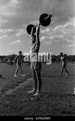 Warszawa, 1948-06-12. Uroczyste zakoñczenie roku akademickiego na Akademii Wychowania Fizycznego im. Józefa Pi³sudskiego na stadionie uczelni na Bielanach. NZ. Pokazy sportowe w wykonaniu studentów - podnoszenie ciê¿arów. Als PAP Warschau, 12. Juni 1948. Die Abschlussfeier für das akademische Jahr an der Jozef Pilsudski Physical Education Academy fand im Stadion der Akademie im Stadtteil Bielany statt. Im Bild: Studenten in einer Sportmesse - Gewichtheben. Als PAP Stockfoto