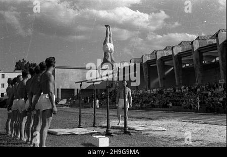 Warszawa, 1948-06-12. Uroczyste zakoñczenie roku akademickiego na Akademii Wychowania Fizycznego im. Józefa Pi³sudskiego na stadionie uczelni na Bielanach. NZ. Pokaz gimnastyki sportowej w wykonaniu studentów - æwiczenia na porêczach. Als PAP Warschau, 12. Juni 1948. Die Abschlussfeier für das akademische Jahr an der Jozef Pilsudski Physical Education Academy fand im Stadion der Akademie im Stadtteil Bielany statt. Im Bild: Studenten in einer Sportshow - parallele Balken. Als PAP Stockfoto