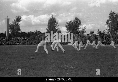 Warszawa, 1948-06-12. Uroczyste zakoñczenie roku akademickiego na Akademii Wychowania Fizycznego im. Józefa Pi³sudskiego na stadionie uczelni na Bielanach. NZ. Pokazy lekkoatletyczne w wykonaniu studentów - rzut oszczzepem. Na trybunach m.in. Junacy z Powszechnej Organizacji S³u¿BA Polsce. As PAP Warschau, 12. Juni 1948. Die Abschlussfeier für das akademische Jahr an der Jozef Pilsudski Physical Education Academy fand im Stadion der Akademie im Stadtteil Bielany statt. Im Bild: Studenten in einer Leichtathletik-Show - ein Speerwurf. An den Ständen Mitglieder der Massenorganisation Dienst nach Polen. Als PAP Stockfoto