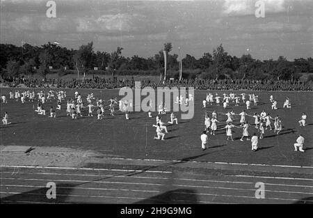 Warszawa, 1948-06-12. Uroczyste zakoñczenie roku akademickiego na Akademii Wychowania Fizycznego im. Józefa Pi³sudskiego na stadionie uczelni na Bielanach. NZ. Pokaz tañców ludowych w wykonaniu studentów, na trybunach m.in. Junacy z Powszechnej Organizacji S³u¿BA Polsce. As PAP Warschau, 12. Juni 1948. Die Abschlussfeier für das akademische Jahr an der Jozef Pilsudski Physical Education Academy fand im Stadion der Akademie im Stadtteil Bielany statt. Im Bild: Volkstänze von Studenten, an den Ständen Mitglieder der Massenorganisation Service nach Polen. Als PAP Stockfoto