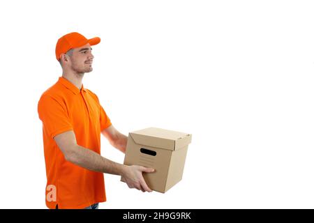 Delivery man hält Box, isoliert auf weißem Hintergrund Stockfoto