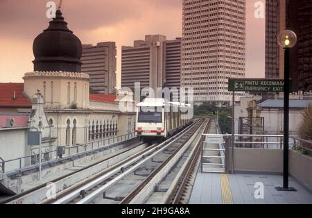 Ein Metro-Star-Zug in der Stadt Kuala Lumpur in Malaysia. Malaysia, Kuala Lumpur, August 1997 Stockfoto