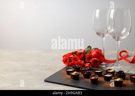 Happy Valentine Day Komposition auf grau strukturierte Tisch Stockfoto