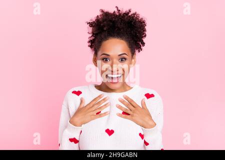 Foto von beeindruckt lockige Frisur junge Dame tragen weißen Pullover isoliert auf rosa Hintergrund Stockfoto