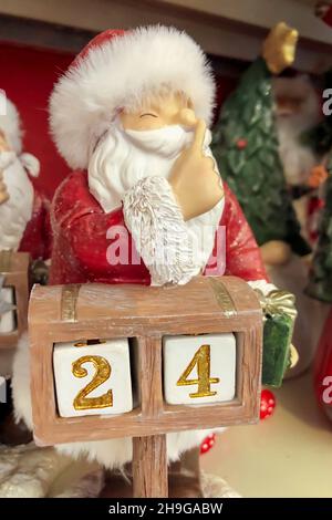 Weihnachtsmann Adventskalender in einem Geschäft Stockfoto