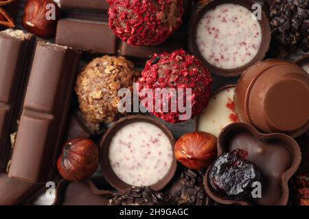 Leckere Schokoladen-Bonbons im Hintergrund, aus nächster Nähe Stockfoto