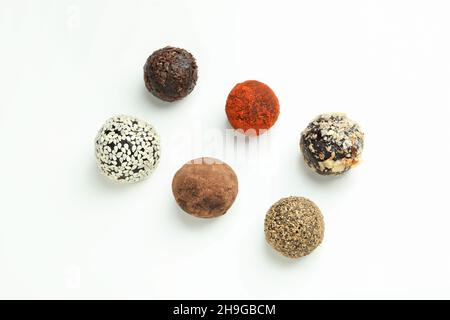 Flache Lay-Komposition mit Trüffeln auf weißem Hintergrund Stockfoto