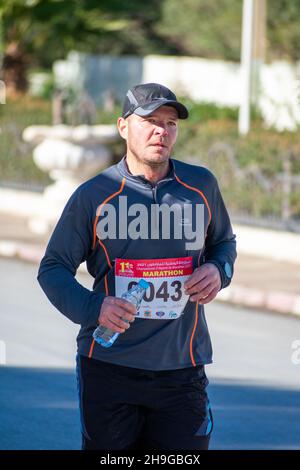 El Madher, Batna, Algerien - 12-04-2021: Läufer, die nach 22 km von Batna City nach El Madher Ci um den Sieg beim Medghacen International Marathon kämpfen Stockfoto