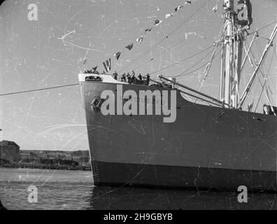 Gdynia, 1948-06-15. Zacumowany przy nabrze¿U Rotterdamskim w Basenie IV (marsza³ka J. Pi³sudskiego) s/s Koœciuszko. Trafi³ pod polsk¹ banderê w 1947 w ramach podzia³u resztek floty hitlerowskich Niemiec. By³a to czêœciowa rekompensata za straty poniesione przez Polsk¹ Marynarkê Handlow¹ w toku II wojny œwiatowej. uu PAP Gdynia, 15. Juni 1948. S/s Kosciuszko, der an der Rotterdamski Anlegestelle im 4th (Marschall J. Pislsudski) Dock festgemacht wurde. Sie wurde 1947 unter polnischer Flagge registriert, als Folge der Teilung der übrigen Flotte der Nazi-Deutschland als Teilentschädigung für den Verlust Stockfoto