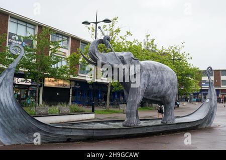 Stadtzentrum Von Kirkby. Kirkby ist eine Stadt im Metropolitan Borough of Knowsley, Merseyside, England. Historisch in Lancashire. Es liegt 5 Meilen nördlich von Huyton und 6 Meilen nordöstlich von Liverpool. Die Bevölkerung im Jahr 2011 war 40.472. Es ist die größte Stadt im Knowsley Metropolitan Borough Stockfoto