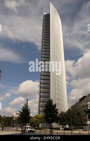 FRANKFURT, DEUTSCHLAND - 15. Sep 2014: Eine vertikale Aufnahme eines Wolkenkratzers in der Stadt Frankfurt. Deutschland Stockfoto