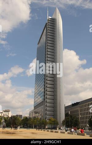 FRANKFURT, DEUTSCHLAND - 15. Sep 2014: Eine vertikale Aufnahme eines Wolkenkratzers in der Stadt Frankfurt. Deutschland Stockfoto