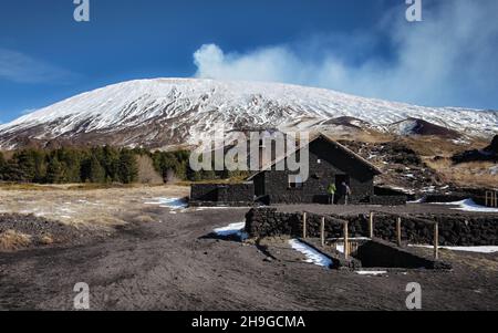 Winter Blick Südwesten Hänge des Ätna Berg in Sizilien über Steinhaus Zuflucht von 'Galvarina' Stockfoto