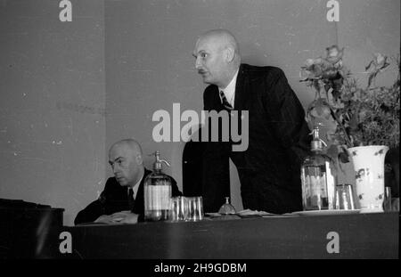 Warszawa, 1948-06-18. Pierwsze posiedzenie Naczelnej Rady Spó³dzielczej. Wybór Centralnego Zarz¹du Spó³dzielczego. NZ. przemówienie nowo wybranego przezesa NRS Stanis³awa Szwalbe (P), z lewej Premier Józef Cyrankiewicz. wb PAP Warschau, 18. Juni 1948. Die erste Sitzung des Hauptkooperativen Rates (NRS). Wahl des Zentralen Genossenschaftsrates. Im Bild: Der neu gewählte NRS-Chef Stanislaw Szwalbe (rechts) spricht, links Premierminister Jozef Cyrankiewicz. wb PAP Stockfoto