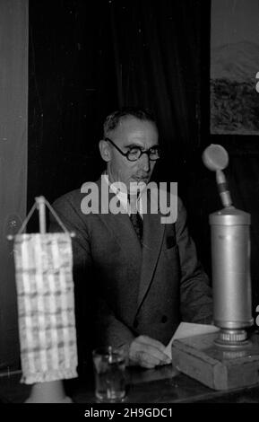 Warszawa, 1948-06-18. Wizyta delegacji greckich komunistów w Polsce. Wiec solidarnoœci z ludem Grecji. NZ. Przemawia przedstawiciel greckich zwi¹zków zawodych Apostolos Grozos. wb PAP Warschau, 18. Juni 1948. Besuch einer Delegation griechischer Kommunisten in Polen. Eine Kundgebung in Solidarität mit dem griechischen Volk. Im Bild: Vertreter der griechischen Gewerkschaften Apostolos Grozos spricht. wb PAP Stockfoto