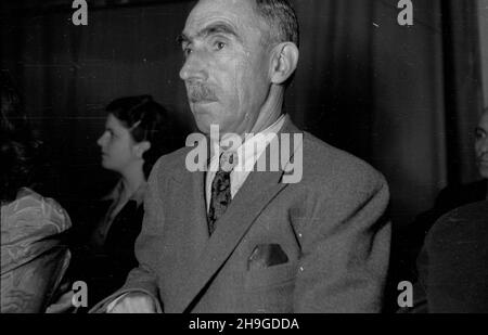 Warszawa, 1948-06-18. Wizyta delegacji greckich komunistów w Polsce. Wiec solidarnoœci z ludem Grecji. NZ. Przedstawiciel greckich zwi¹zków zawowych Apostolos Grozos. wb PAP Warschau, 18. Juni 1948. Besuch einer Delegation griechischer Kommunisten in Polen. Eine Kundgebung in Solidarität mit dem griechischen Volk. Im Bild: Vertreter der griechischen Gewerkschaften Apostolos Grozos. wb PAP Stockfoto