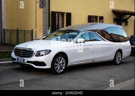 terni,italien dezember 07 2021:Bestattungswagen für den Transport des Verstorbenen Stockfoto