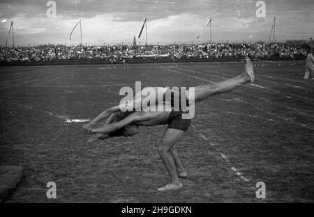 Kraków, 1948-06-18. Pokazy gimnastyczne i sportowe m³odzie¿y na Stadionie Miejskim w ramach Œwiêta Kultury Fizycznej. Nz. æwiczenie rozci¹gaj¹ce miêœnie grzbietowe. wb PAP Krakau, 18. Juni 1948. Eine Jugend-Gymnastik- und Sportshow, die im Stadtstadion im Rahmen des Feiertags der Körperkultur abgehalten wird. Im Bild: Übungen zum Dehnen des Rückens. wb PAP Stockfoto