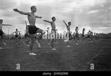 Kraków, 1948-06-18. Pokazy gimnastyczne i sportowe m³odzie¿y na Stadionie Miejskim w ramach Œwiêta Kultury Fizycznej. wb PAP Krakau, 18. Juni 1948. Eine Jugend-Gymnastik-und Sport-Show im Stadtstadion im Rahmen der Physical Culture Holiday statt. wb PAP Stockfoto