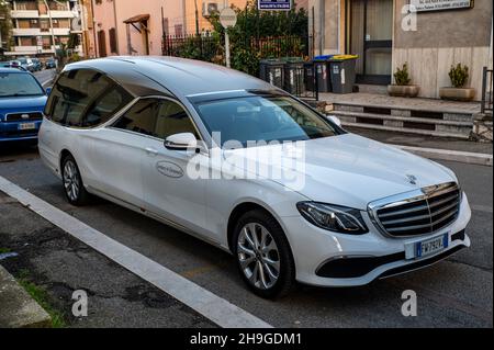 terni,italien dezember 07 2021:Bestattungswagen für den Transport des Verstorbenen Stockfoto