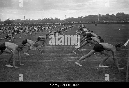 Kraków, 1948-06-18. Pokazy gimnastyczne i sportowe m³odzie¿y na Stadionie Miejskim w ramach Œwiêta Kultury Fizycznej. wb PAP Krakau, 18. Juni 1948. Eine Jugend-Gymnastik-und Sport-Show im Stadtstadion im Rahmen der Physical Culture Holiday statt. wb PAP Stockfoto