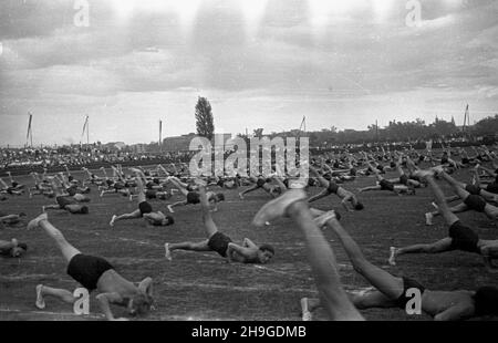 Kraków, 1948-06-18. Pokazy gimnastyczne i sportowe m³odzie¿y na Stadionie Miejskim w ramach Œwiêta Kultury Fizycznej. wb PAP Dok³adny dzieñ wydarzenia nieustalony. Krakau, 18. Juni 1948. Eine Jugend-Gymnastik-und Sport-Show im Stadtstadion im Rahmen der Physical Culture Holiday statt. wb PAP Stockfoto