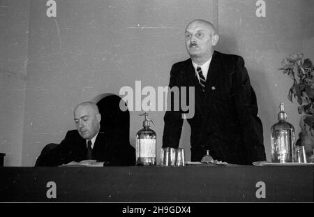 Warszawa, 1948-06-18. Pierwsze posiedzenie Naczelnej Rady Spó³dzielczej. Wybór Centralnego Zarz¹du Spó³dzielczego. NZ. przemówienie nowo wybranego przezesa NRS Stanis³awa Szwalbe (P), z lewej Premier Józef Cyrankiewicz. wb PAP Warschau, 18. Juni 1948. Die erste Sitzung des Hauptkooperativen Rates (NRS). Wahl des Zentralen Genossenschaftsrates. Im Bild: Der neu gewählte NRS-Chef Stanislaw Szwalbe (rechts) spricht, links Premierminister Jozef Cyrankiewicz. wb PAP Stockfoto