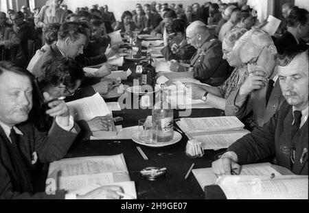 Warszawa, 1948-06-18. Pierwsze posiedzenie Naczelnej Rady Spó³dzielczej. Wybór Centralnego Zarz¹du Spó³dzielczego. NZ. Uczestnicy posiedzenia, z lewej pose³ Lucjusz Dura. wb PAP Warschau, 18. Juni 1948. Die erste Sitzung des Hauptkooperativen Rates (NRS). Wahl des Zentralen Genossenschaftsrates. Im Bild: Teilnehmer der Sitzung, links MP Lucjusz Dura. wb PAP Stockfoto