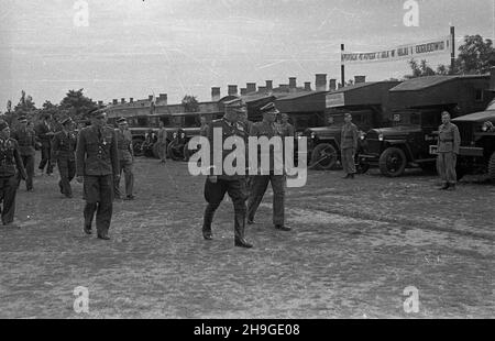 Modlin, 1948-06-18. Dowódca Wojsk L¹dowych gen. Stanis³aw Pop³awski (C) przeprowadza inspekcjê jednostki samochodowej stacjonuj¹cej w Cytadeli Twierdzy Modlin w ramach generalnego przegl¹du taboru samochodowego. wb PAP Modlin, 18. Juni 1948. Armeekommandant General Stanislaw Poplawski inspiziert die Armee-Motorwagen-Abteilung, die in der Zitadelle der Festung Modlin im Rahmen der allgemeinen Inspektion der Armee-Motorwagen-Abteilungen stationiert ist. wb PAP Stockfoto