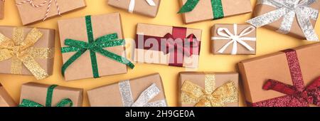 Banner mit Geschenken, gebunden mit bunten Bändern auf goldenem Hintergrund. Konzept für den Boxtag. Stockfoto