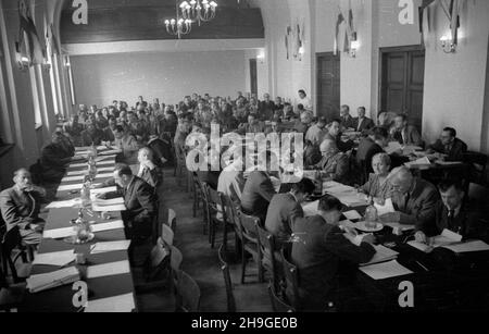 Warszawa, 1948-06-18. Pierwsze posiedzenie Naczelnej Rady Spó³dzielczej. Wybór Centralnego Zarz¹du Spó³dzielczego. wb PAP Warschau, 18. Juni 1948. Die erste Sitzung des Hauptkooperativen Rates (NRS). Wahl des Zentralkooperativen Vorstandes. wb PAP Stockfoto