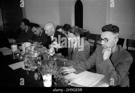 Warszawa, 1948-06-18. Pierwsze posiedzenie Naczelnej Rady Spó³dzielczej. Wybór zarz¹du Centralnego Zwi¹zku Spó³dzielczego. NZ. minister aprowizacji W³odzimierz Lechowicz (1L), wiceprezes NRS Jan Grubecki (2L), prezes NRS Stanis³aw Szwalbe (3L), wiceprezes NRS Edward Dro¿niak (4L), prezes zarz¹du Centralnego Zwi¹zku Spó³dzielczego Edward Ochab (5L). wb PAP Warschau, 18. Juni 1948. Die erste Sitzung des Hauptkooperativen Rates (NRS). Wahl des Zentralen Genossenschaftsrates. Im Bild: Provisioning-Minister Wlodzimierz Lechowicz (1L), NRS-Stellvertreter Jan Grubecki (2L), NRS-Chef Stanislaw Stockfoto