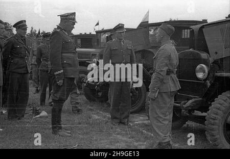 Modlin, 1948-06-18. Dowódca Wojsk L¹dowych gen. Stanis³aw Pop³awski przeprowadza inspekcjê jednostki samochodowej stacjonuj¹cej w Cytadeli Twierdzy Modlin w ramach generalnego przegl¹du taboru samochodowego. NZ. Kierowca sk³ada meldunek genera³owi. wb PAP Modlin, 18. Juni 1948. Armeekommandant General Stanislaw Poplawski inspiziert die in der Zitadelle der Festung Modlin stationierte Armee-Motorwagenabteilung im Rahmen der Generalinspektion der Armee-Motorwagenabteilung. Bild: Ein Fahrer berichtet an den General. wb PAP Stockfoto